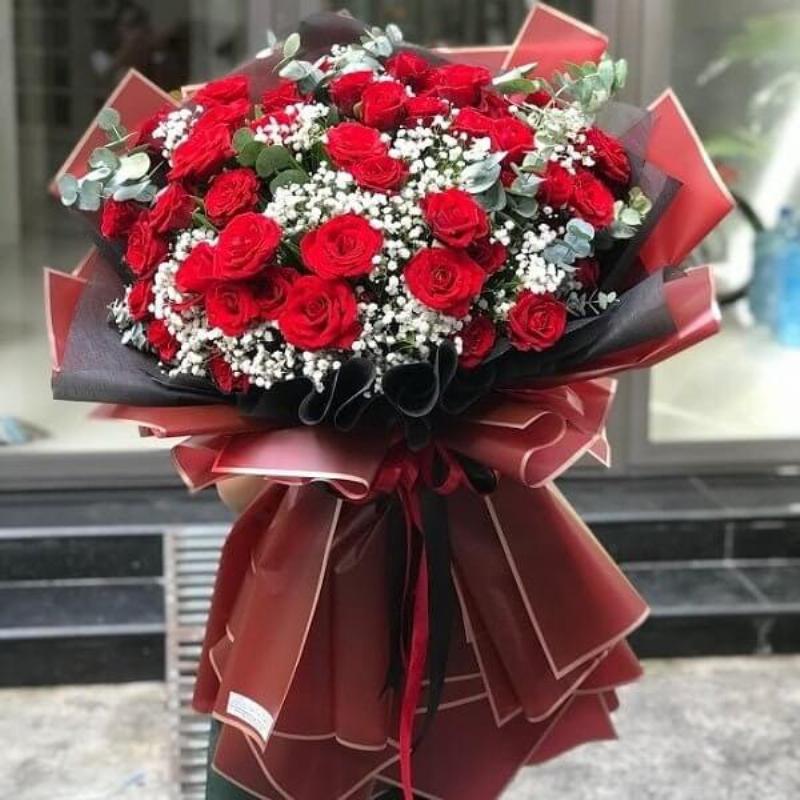 Một đóa hồng rực rỡ, biểu tượng của tình yêu và sắc đẹp vĩnh cửu, phù hợp cho mọi dịp đặc biệt