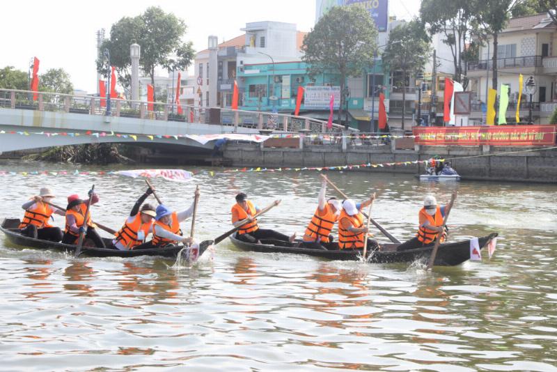 Một lễ hội hoa lớn đang diễn ra với hàng tấn hoa được sắp xếp thành các tác phẩm nghệ thuật ấn tượng, thu hút đông đảo du khách.