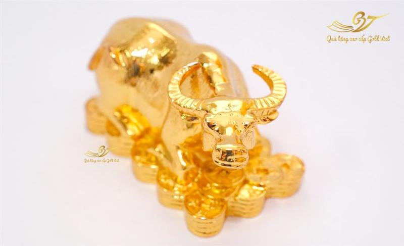 Người tuổi 87 Đinh Sửu, mệnh Giản Hạ Thủy, với hình ảnh con trâu biểu tượng sự kiên trì, bền bỉ và tinh thần làm việc chăm chỉ. 