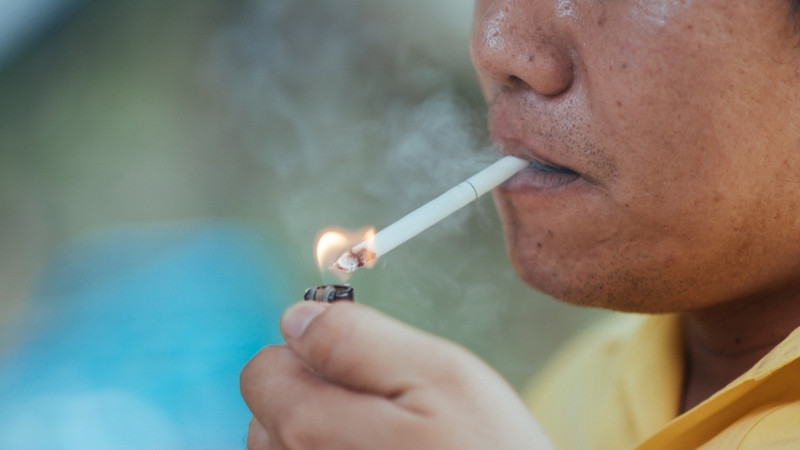 Hút thuốc lá trong phòng kín khiến phòng ám mùi thuốc